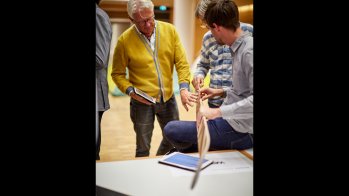 Die Jury checkt Beschaffenheit und Machart der Produkte.