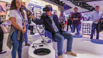 Mit VR-Technologie tauchen Kunden im neuen Intersport Future Store in Berlin in verschiedenste Sportwelten ein.