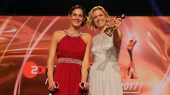 Kira Walkenhorst (li.) hatte wegen einer Hüft-OP bei der Ehrung noch Krücken dabei, strahlte mit Beachvolleyball-Partnerin Laura Ludwig trotzdem um die Wette