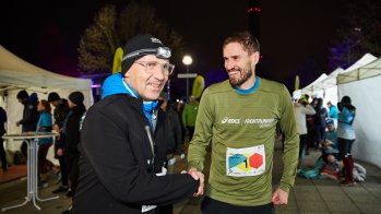 Messe-Chef Klaus Dittrich mit Profi-Runner Sebastian Hallmann, Zweitplatzierter beim ISPO Munich Night Run 2018.