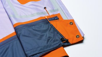 BARRIER TECHNOLOGY® an Ärmeln, Bund und Kragen. Die neue Konstruktion und ein abnehmbarer Powder-Skirt verhindern, dass Feuchtigkeit von außen nach innen in die Jacke kommt