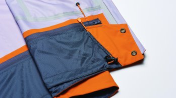 BARRIER TECHNOLOGY ® an Ärmeln, Bund und Kragen. Die neue Konstruktion und ein abnehmbarer Powder-Skirt verhindern, dass Feuchtigkeit von außen nach innen in die Jacke kommt.