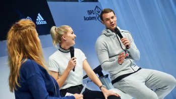  Beim Adidas Symposium sprechen Manuel Neuer und Lena Gercke mit Moderatorin Isabella Müller-Reinhardt. 