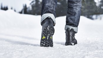 Premium Winterreifen für die Füße: Zusammen mit dem Reifenhersteller MICHELIN hat ICEBUG Schuhe entwickelt, die auch ohne Spikes und bei bis zu -30 Grad nicht die Bodenhaftung verlieren. Die Technologie in diesen Sohlen ist die gleiche, die MICHELIN Winterreifen so erfolgreich macht. 