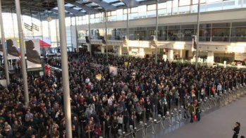Kurz bevor die Gates öffnen, warten schon unzählige Besucher vor den Messetoren.