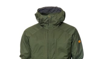 Das kleine Unternehmen RÖJK setzt zu 100% auf nachhaltige Innovationen. Diese finden sich auch in der Badland Jacket. Hier werden zeitloses, vielseitiges Design mit traditionellen und natürlichen Materialien verbunden. Der Fokus liegt auf biobasierten und biologisch abbaubaren Bauteilen. 2018 ist die Marke im Segment Eco Achievement Apparel beim ISPO Award ausgezeichnet worden.