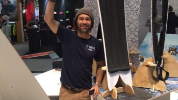 A snowboard legend to touch: Freerider Jeremy Jones himself at the Jones Snowboards booth in hall B4. 