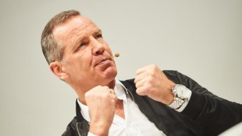  Der Ex-Weltmeister im Halbschwergewicht Henry Maske spricht auf der ISPO Munich 2018 darüber, wie er sich immer noch im Boxsport einbringt und welche Neuerung das Boxen auf der breiten Ebene verändern könnte. 
