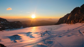 Die Dachstein-Überquerung, auch bekannt als "Österreichs Nationalskitour", gilt als eine der schönsten Skitouren im gesamten Alpenraum.