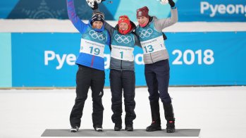 Laura Dahlmeier is not only taking home one Soohorang. Here at the award ceremony after her victory in the pursuit race ahead of Anastasia Kuzmina from Slovakia and the French Anais Bescond. Dahlmeier is also at the top of the podium in the sprint.