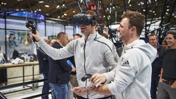 Aber auch Stars aus dem Profisport und der Unterhaltungsbranche schauen sich die Zukunft des Business an: Manuel Neuer, deutscher Fußball-Nationaltorwart und Spieler des FC Bayern München, taucht ebenso in die virtuelle Realität ein wie …