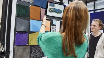 Aber auch für Einzelhandel und Kunden bedeutet Digitalisierung vor allem neue Möglichkeiten: So etwa bei dieser bequemen Vorschau von Materialien und Mustern für Sportartikel via Bildschirm.