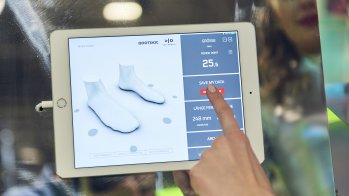 Längst hat auch die Digitalisierung im Wintersport Einzug gehalten, wie etwa hier beim Bootfitting am Touchscreen.