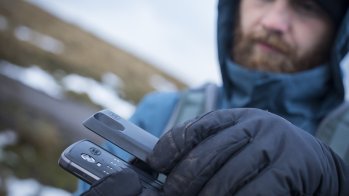 The battery pack can be easily lipped. This means that the outdoor mobile phone will work for several days even when in full use.