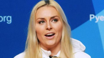 Und noch ein US-Star: Lindsey Vonn. Die Skifahrerin – hier noch ganz fröhlich – wird bei der Pressekonferenz zu Beginn der Olympischen Spiele von ihren Gefühlen überwältigt und weint vor hunderten Journalisten wegen ihres kürzlich verstorbenen Opas 