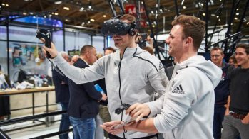 Model Lena Gercke (Mi.) und Manuel Neuer von Bayern München auf der ISPO München 2018