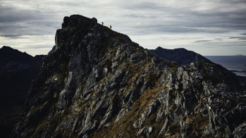 Bergsteiger auf Felsgrat