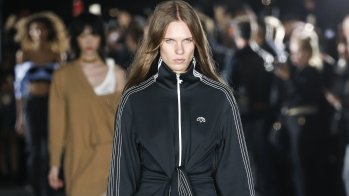 Eine Mischung aus Athleisure und Rave-Optik bietet die Kollaboration zwischen Alexander Wang und Adidas.