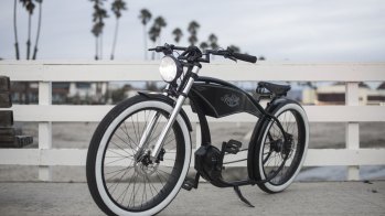 Das Ruff Cycles Ruffian Black verbindet Mobilität mit edlem Design. Nicht nur Harley-Davidson-Freunde dürften bei diesem geschwungenen Retro-Look auf ihre Kosten kommen.