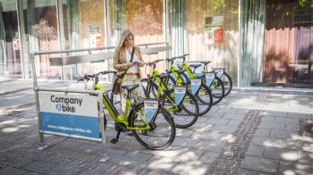 Shared Economy has also arrived on the e-bike market. "This is a real trend, since many people are becoming more and more environmentally conscious. Meanwhile not only tourism regions use the rental offers, but increasingly also universities or companies", says Franziska Berger of Movelo. The environmentally friendly e-bike is also worth its weight in gold as a means of transport within large company premises.