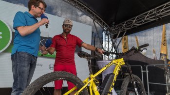 Stefan Schlie (r.) war einst professioneller Trial-Fahrer, schwört inzwischen allerdings auf E-Bikes. Gerade für längere Offroad-Trips ist er großer Fan eines weiteren Trends: Zusatz-Akkus als Range Extender.