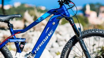 Haibike geht bei diesem Trend voran, hat bei einem Modell zum Beispiel die Möglichkeit, einen zweiten Akku am Unterrohr zu montieren. Macht 1000 Wh und ein doppelt langes E-Bike-Vergnügen. Auch beim ersten Akku sind die Schweinfurter um eine schicke Unterbringung im Rahmen bemüht.