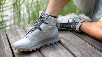 Der neue Hikingschuh von Ecco bietet Halt in fast jedem Gelände, macht aber auch nach dem Outdoor-Abenteuer noch eine gute Figur.
