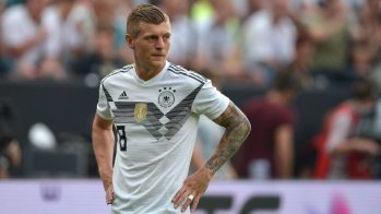 Beachtlich schlägt sich auch Toni Kroos in der Social-Media-Welt: Trotz seiner öffentlichen Zurückhaltung war Kroos der erste deutsche Fußballer, der bei Instagram die Zehn-Millionen-Marke knackte. Inzwischen folgen ihm fast 17 Millionen. Auch auf Facebook lesen zwölf Millionen die Botschaften des Stars von Real Madrid, bei Twitter sind es fast sieben Millionen. Von dreistelligen Millionenzahlen wie sein Hausnachbar Ronaldo kann Kroos dagegen nur träumen.