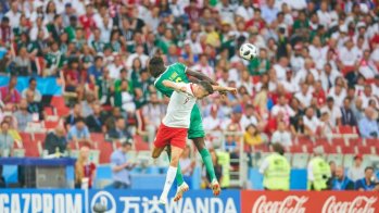 Unter den Füßen von Robert Lewandowski (vorne) blitzt Wanda hervor. Für die Weltmeisterschaften 2018 bis 2030 ist das Unternehmen Partner des Weltverbands. Die Wanda Group wurde 1988 gegründet und besitzt unter anderem die größte Kinokette Chinas, Reisefirmen, Themenparks und Finanzunternehmen.
