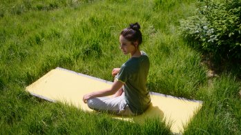 Genug Platz zum Relaxen und Träumen bietet das Outdoor-Klappbett von KingCamp.