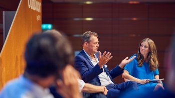 Frank Quiring, Mitglied der Geschäftsführung bei Rheingold, während der Round Table Discussion einer der Speaker auf der Bühne. 