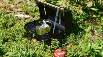 Mit der Grillstation von Primus macht das Kochen unter freiem Himmel so richtig Spaß.