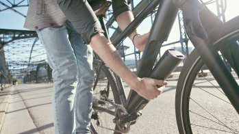 The number of engine suppliers is constantly increasing: Munich-based start-up Fazua, for example, relies on its removable drive consisting of an engine and 250-WH battery, which weighs just 3.3 kilograms. The unit used in the E-MTB Focus Raven, for example, can be removed completely at the push of a button.