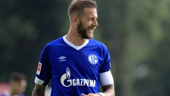 2017/18 war Adidas noch Ausrüster des FC Schalke 04. Nun tragen die „Knappen“ Umbro-Trikots.
