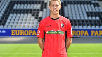 Seit 2016/17 läuft der SC Freiburg in Trikots des Ausrüsters Hummel auf. Das dänische Unternehmen löste – damals zu Zweitligazeiten – Nike bei den Breisgauern ab.