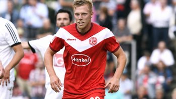 Auch Uhlsport rüstet 2018/2019 ein Bundesliga-Team aus: Im Sommer 2017 wurden die Balinger Ausrüster beim damaligen Zweitligisten Fortuna Düsseldorf. Nun ist Düsseldorf erstklassig, und profitiert: Laut „Express“ erhält Fortuna Düsseldorf jährlich über eine Million Euro von Uhlsport. In der 2. Bundesliga waren es noch 400.000 Euro.