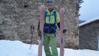 Rustikaler Look mit Verantwortungsbewusstsein: Die Skier von Grown sehen in ihrem Holz-Look nicht nur stylisch aus. Sie sind vor allem auch nachhaltig: Statt auf nicht erneuerbare Fasern setzen sie beim Rohmaterial auf Hanffasern. Der ökologische Fußabdruck wird so fast halbiert.