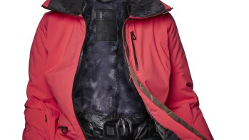 Es ist der Klassiker: Nach einer anstrengenden Abfahrt verwandelt sich der Schweiß der Anstrengung im Skilift in eine Kältefalle. Der stetige Wechsel zwischen Action und Ruhepause – zwischen Wärme und Kälte – ist Gift für den Körper. Abhilfe verschafft Helly Hansen mit seiner Paradise Heat Skijacke. Diese kann auf Knopfdruck ihre Wärme regulieren. So werden frierende Muskeln verhindert und die Leistungsfähigkeit gesteigert. 