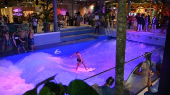 Near the river wave in Lucerne there is the Oana Surf, the first and only indoor surf location in the middle of Switzerland. The "Mall of Switzerland" in Ebikon near Lucerne offers pure surf feeling on 1200 square metres. On the Citywave, 45-minute surf sessions with a maximum of nine other surfers can be booked.