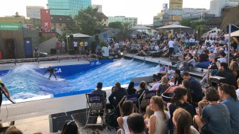The Citywave in Zurich is located from May to September in the Zurich Geroldareal. As on all Citywaves, you can book beginner, advanced and pro sessions here.