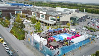 With the Multiplex Citywave surf feeling comes to Vienna. In Shopping City Süd, the Citywave is the highlight of the leisure offer on the multiplex terraces and is the hotspot for all surfers and surf enthusiasts from mid-May to September. Early Morning Surf, Afterwork Hangout or Kids Camps provide surfing fun for everyone.
