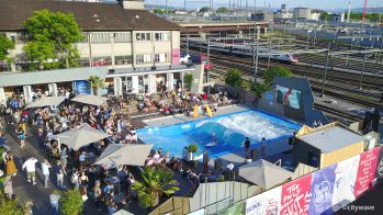 The Citywave in Zurich is set up from May to September in the Zurich Geroldareal. As on all Citywaves you can book beginner, advanced and pro sessions. 