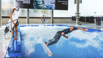 The Citywave in the Jochen Schweizer Arena Munich runs there six days a week and you can book beginner, advanced or pro sessions, in which the wave is adapted to the height and steepness of the level. The surf sessions last 45 minutes and are limited to a maximum of twelve surfers.
