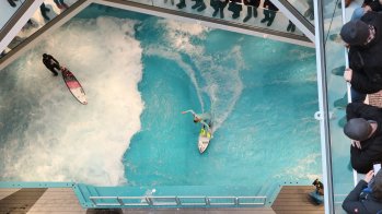 In the L&T sports store in Osnabrück you can surf and shop all year round. The 7.50 metre wide Citywave offers 45-minute surf sessions for a maximum of ten surfers. If you are interested you can look at the surfers from above.