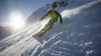 Even on ice and uneven terrain, the new Salomon skis of the "Sons of a Blast" collection promise stability and a safe riding experience. 