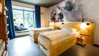 Hell & funktional – ein 4-Bett-Zimmer in der lässigsten Jugendherberge der Alpen.