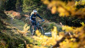 This is how ski training is fun: Sandra Lahnsteiner biking in Gastein. Endurance is immensely important in skiing and even reduces the risk of injury, according to the freerider.
