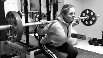 Perfect for strong legs: knee bends with weight. It is the central exercise in skiing par excellence. And you can perform them anywhere.