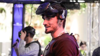 Auch Bayern-Star Mats Hummels zog es zu ISPO Digitize in Halle C6. Dort bereitete ihm das Hologate sichtlich Spaß.