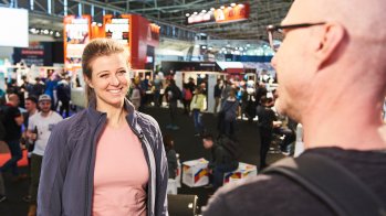 Auch 2019 moderierte Schauspielerin Nina Eichinger die Preisverleihung auf der Bühne im ISPO Brandnew Village in Halle B4. 